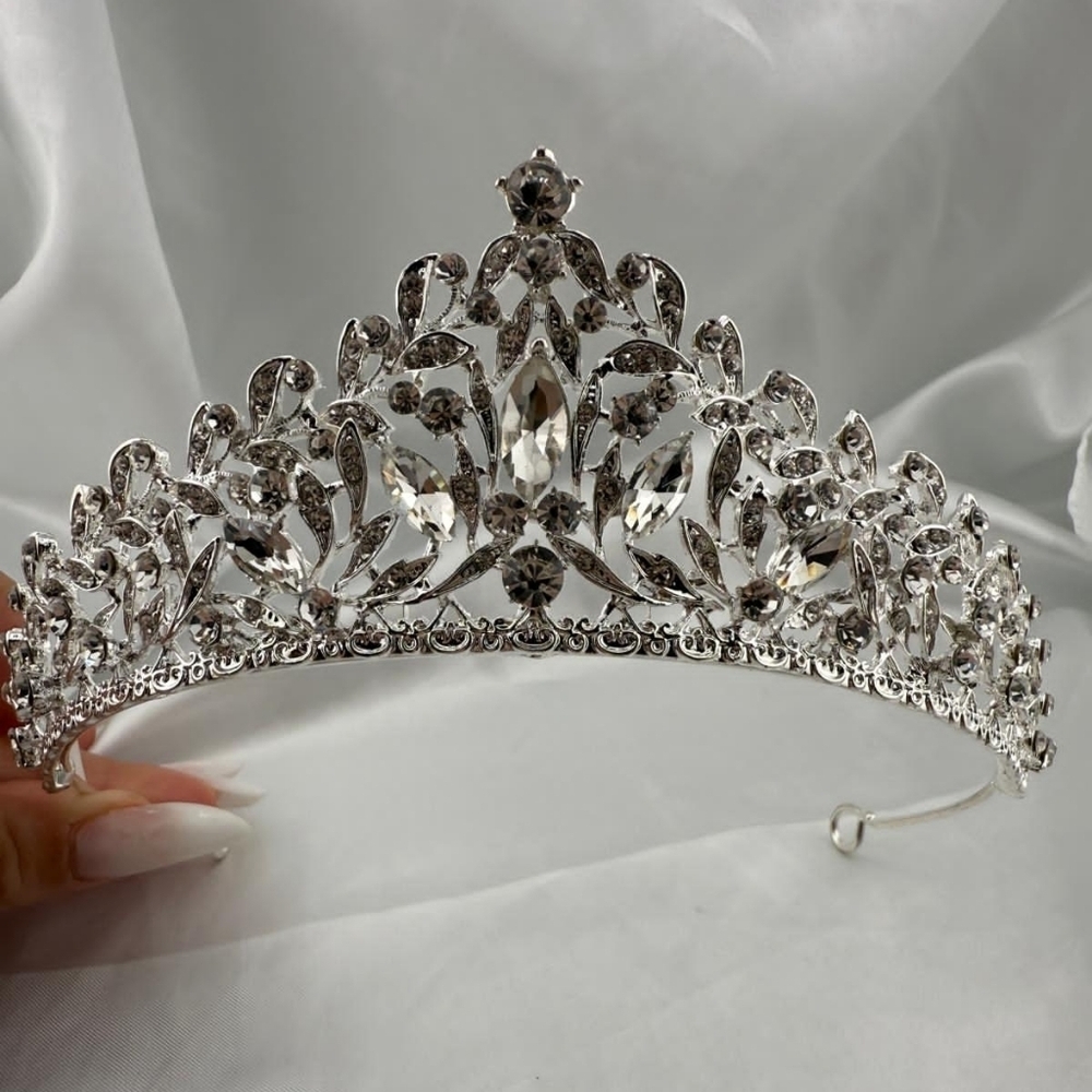 Wedding Party Elegant Silver Tiara - Picture 3 of 5